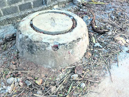 మ్యాన్‌హోల్‌  నిర్మాణం అస్తవ్యస్తం
