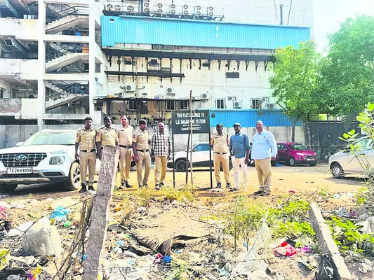 ప్రభుత్వ స్థలంపై ‘ప్రైవేటు’ కన్ను! 