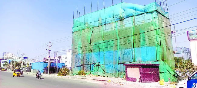 అక్రమ కట్టడాలపై చర్యలకు వినతి 