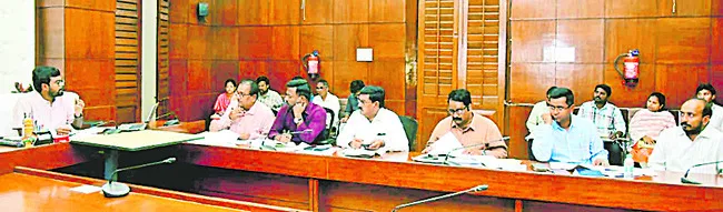 పారిశుద్ధ్య పనులు  సజావుగా నిర్వహించాలి 
