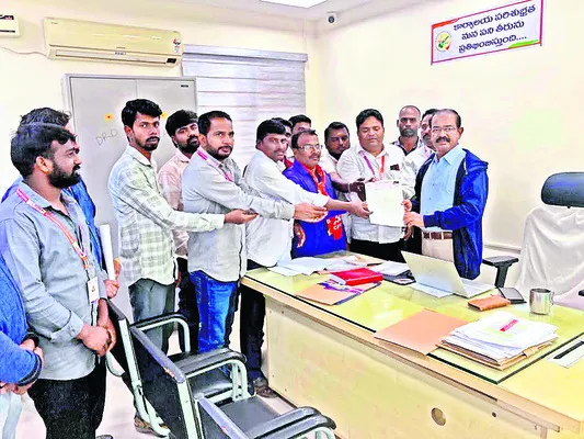 సమస్యలు పరిష్కరించకుంటే సమ్మె చేస్తాం 