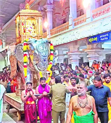 గజ వాహనంపై దివ్య తేజం 