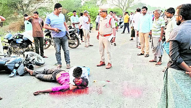 బైక్‌ అదుపుతప్పి బోల్తా.. 
