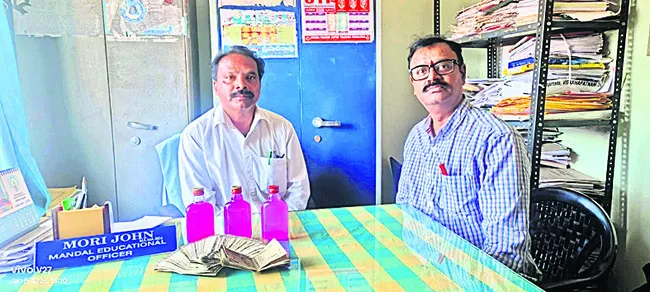 ఏసీబీకి పట్టుబడిన ఎంఈవో 