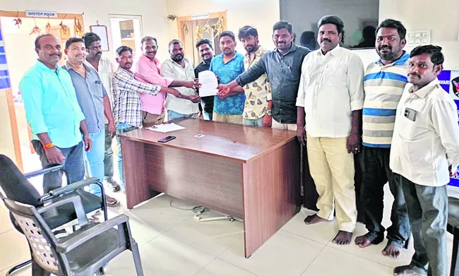 కోడేరు ర్యాంపులో  అనధికారిక బాటలు 
