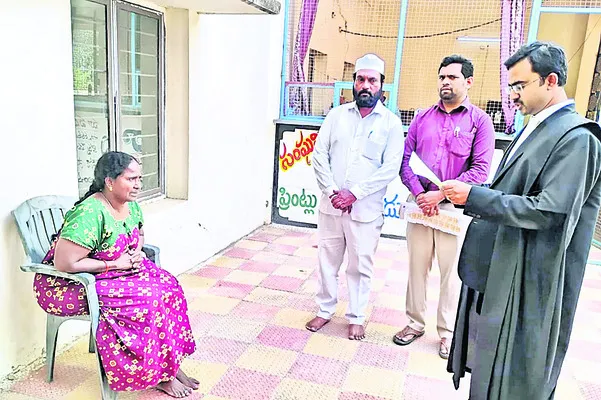 కక్షిదారు వద్దకే జడ్జి..
