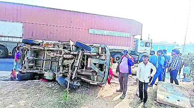 పలాస జాతీయ రహదారిపై జీడిపిక్కల వ్యాన్‌ బోల్తా 