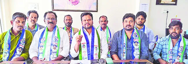ఎన్నికల హామీలను అడిగితే కేసులా?