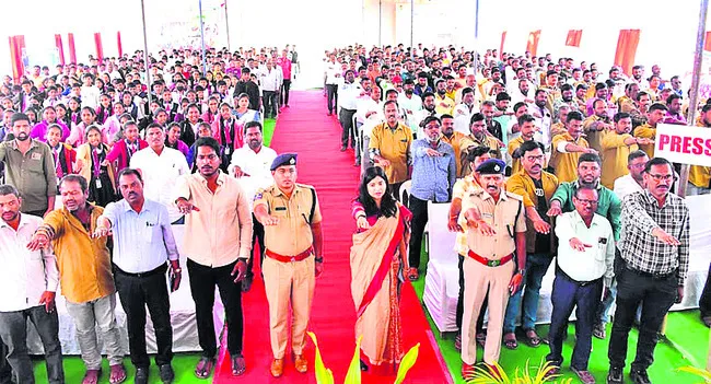 రోడ్డు భద్రత నియమాలు పాటించాలి