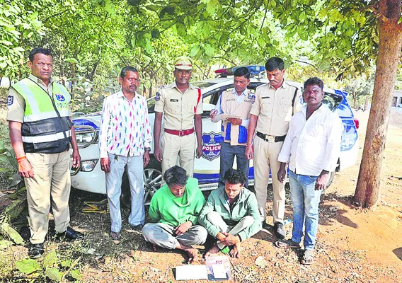 హష్‌ ఆయిల్‌ విక్రయిస్తుండగా ఇద్దరి అరెస్టు 