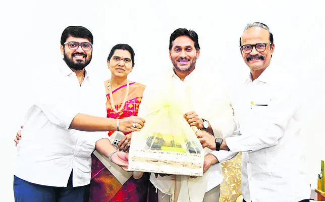 ● అధినేతను కలసిన అజయ్‌ రెడ్డి 