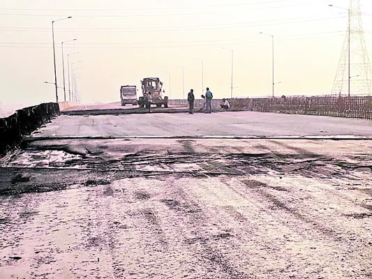 సాగుతున్న పెండింగ్‌  పనులు 
