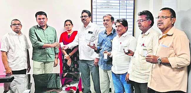 ఆర్టీసీ ఉద్యోగులకు పీవీసీ గుర్తింపు కార్డులు 