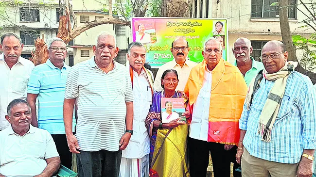 సామాన్యురాలి చేతుల మీదుగా.. అసామాన్యురాలి కథ