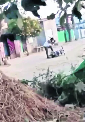 కత్తితో యువకుడు హల్‌చల్‌..
