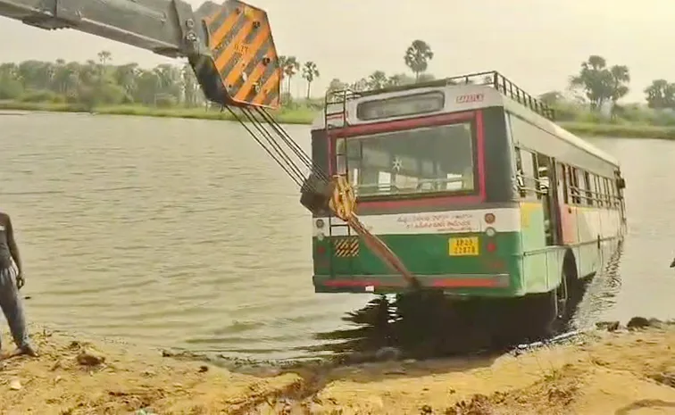 Bapatla: చెరువులోకి దూసుకెళ్లిన ఆర్టీసీ బస్సు
