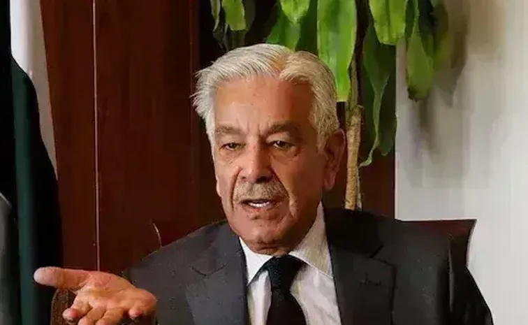 పాక్ రక్షణ మంత్రి వివాదాస్పద వ్యాఖ్యలు.. వెనెజువెలా అధ్యక్షుడి తరహాలోనే..!