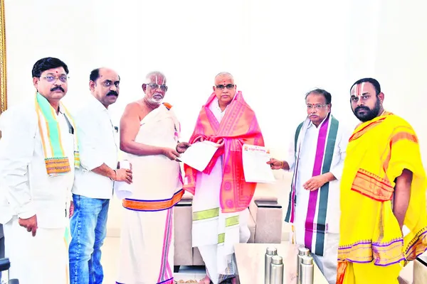 వార్షిక బ్రహ్మోత్సవాల్లో పారితోషికం పెంచాలి