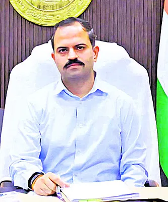 కలెక్టరేట్‌లో 24 గంటలు హెల్ప్‌డెస్క్‌ 