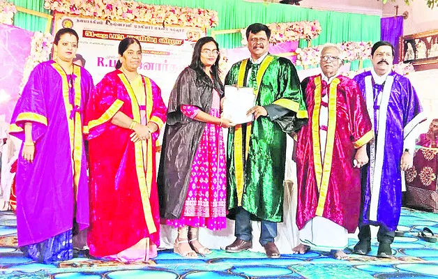 ఉన్నత విద్యపై ఆసక్తి చూపాలి 