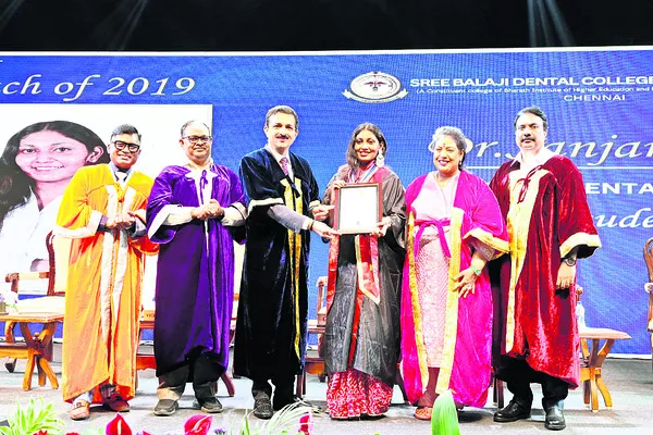 ఘనంగా దంత కళాశాల స్నాతకోత్సవం 