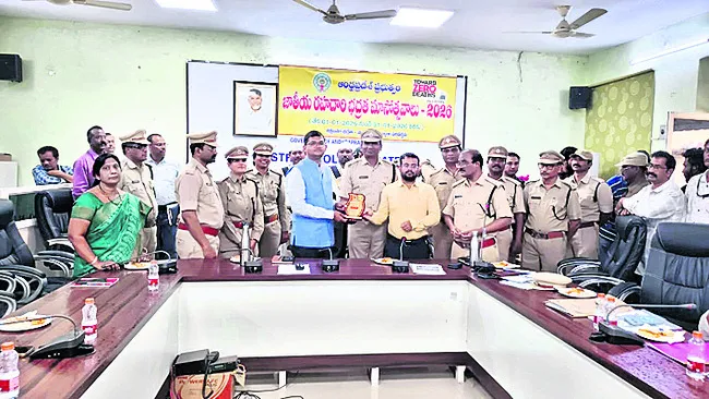 రోడ్డు భద్రత అందరి బాధ్యత 