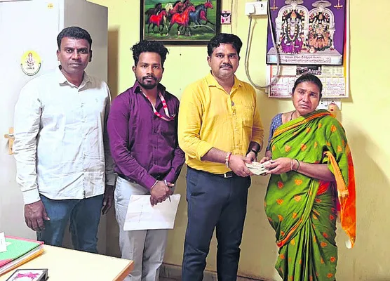 తల్లీకుమారుల వైద్యానికి రూ.1.25లక్షల విరాళం