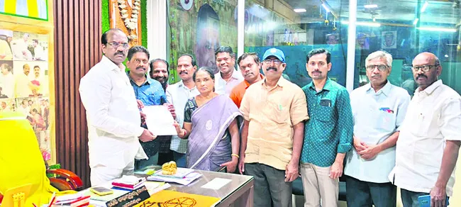 ఉద్యోగుల బకాయిలు చెల్లించాలి 