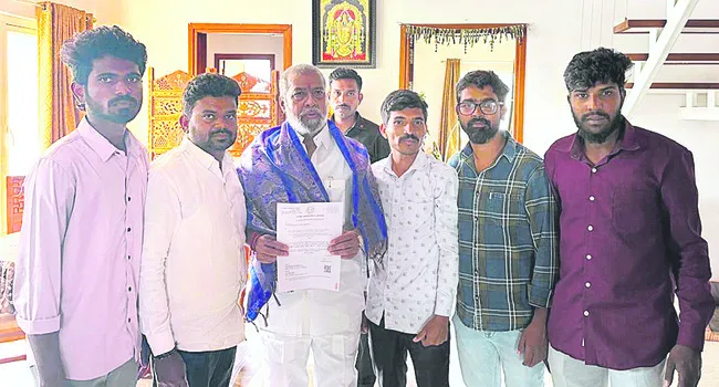 వినికిడి పరికరాలకు ఎల్‌ఓసీ అందజేత