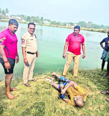 గేదెల కోసం చెరువులోకి దిగి.. 