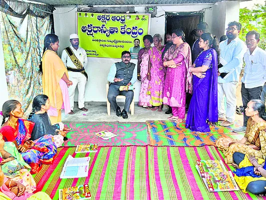 నిరక్షరాస్యులను అఽక్షరాస్యులుగా తీర్చిదిద్దాలి..: కలెక్