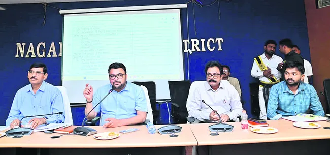 అధికారులు సమన్వయంతో పనిచేయాలి 