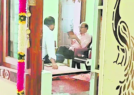 దర్శి కమిషనర్‌ గృహాలపై ఏసీబీ దాడులు 