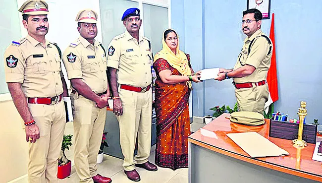 కన్నీటి వేళ.. కారుణ్య హస్తం