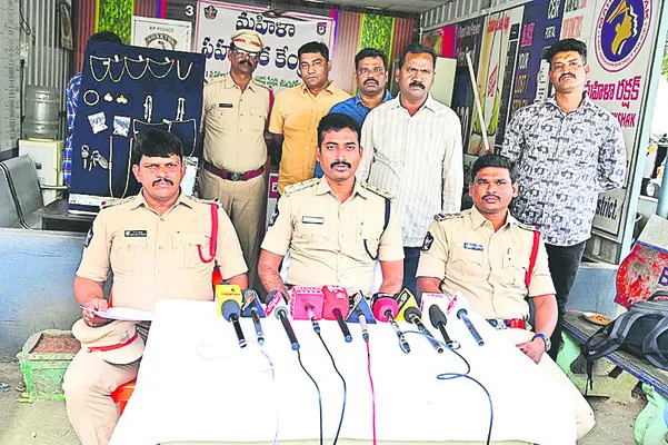 పెళ్లిళ్ల పేరుతో ఒంటరి మహిళలకు వల