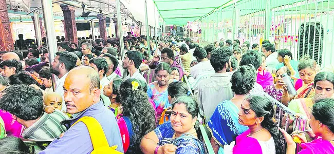 వాడపల్లికి  భక్తజన శోభ 