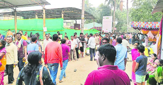 శనైశ్చర క్షేత్రానికి పోటెత్తిన భక్తులు 