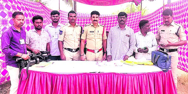 2.342 కిలోల వెండి పట్టగొలుసులు పట్టివేత