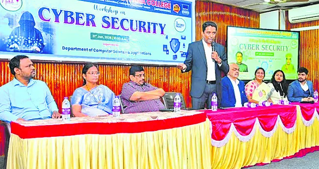 అవగాహనతోనే సైబర్‌ నేరాలకు అడ్డుకట్ట 