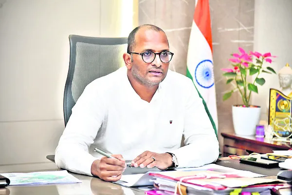 ప్రజలకు సంతృప్తిగా సేవలందించాలి 