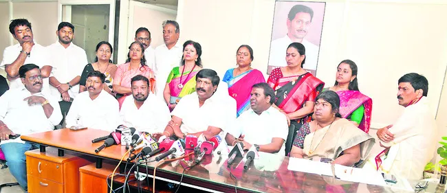 మేయర్‌కు విలువలే కాదు.. జ్ఞానం కూడా లేదు 