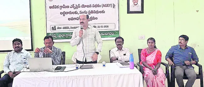 మహిళా స్వయం సహాయ సంఘాల అభ్యున్నతికి కృషి 