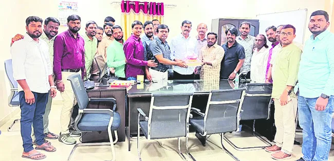 రెవెన్యూ ఉద్యోగుల సమస్యల పరిష్కారానికి కృషి 