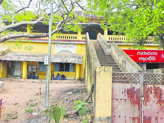 దూరమైన విద్య