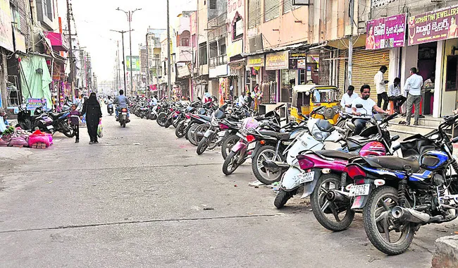 పార్కింగ్‌.. పరేషాన్‌
