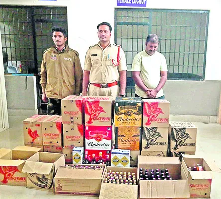 వేర్వేరు చోట్ల మద్యం పట్టివేత