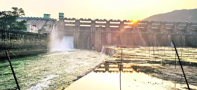 ఉచిత ప్రవేశాలకు  దరఖాస్తుల ఆహ్వానం  
