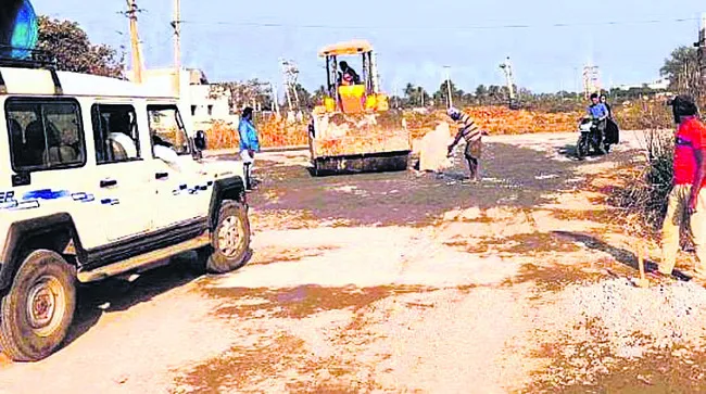 చురుగ్గా రోడ్డు మరమ్మతు పనులు 