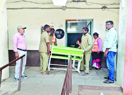 సిద్ధమవుతున్న పోలింగ్‌ కేంద్రాలు