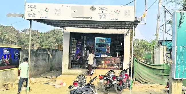 మద్యంపై సిండికేట్‌ బాదుడు